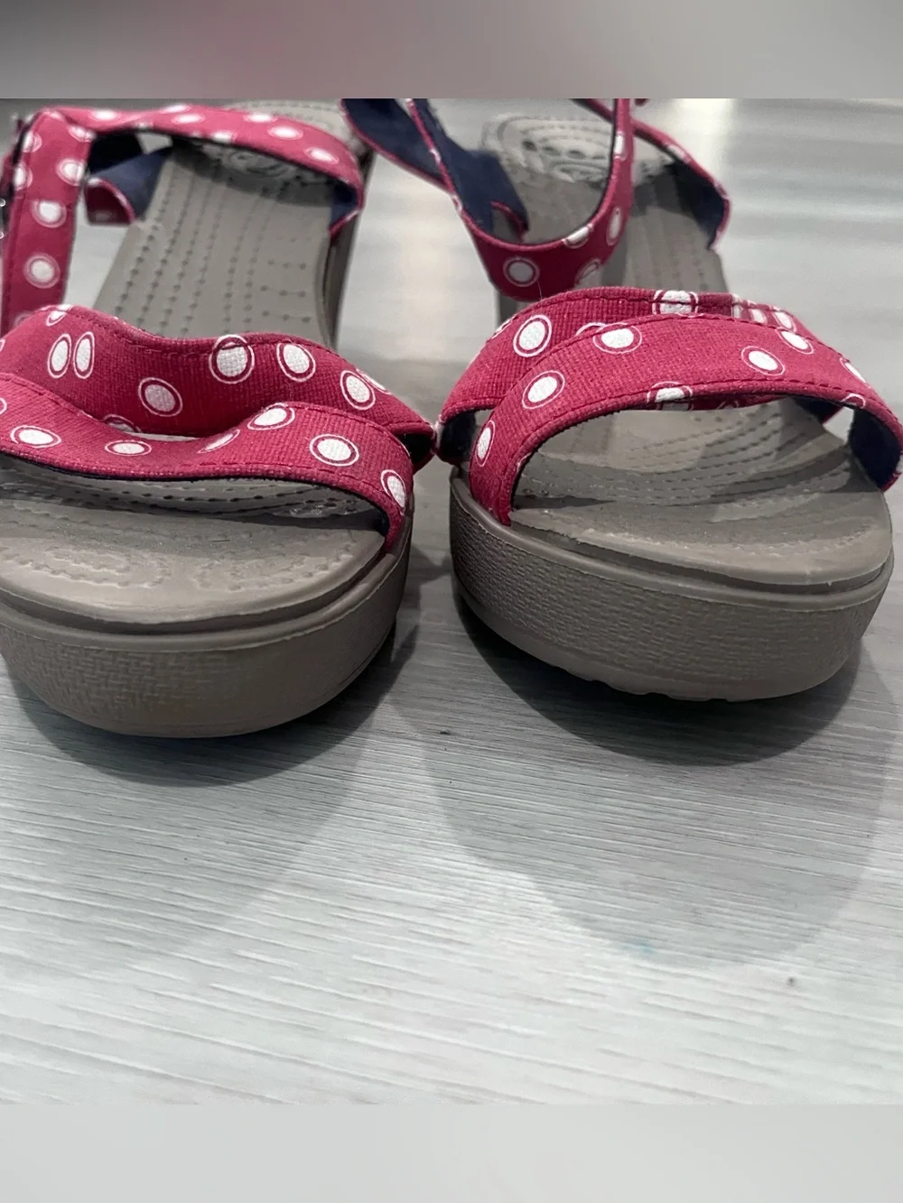 CROCS Leigh graphic polka dot wedge - Picture 2 of 6